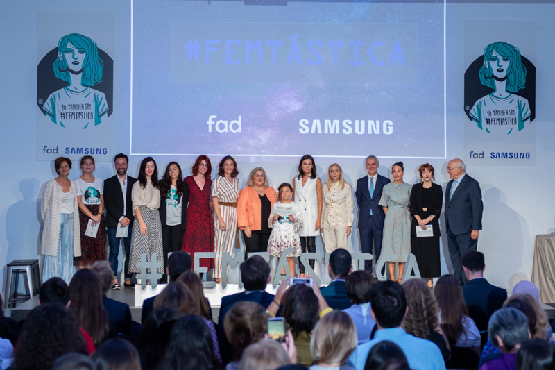 La Reina Letizia, en el centro de la imagen, junto a los responsables de Samsung y la Fad y algunas de las protagonistas de la iniciativa. 