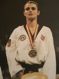 Coral Bistuer, en el podio tras una competición. Foto: Mundo Taekwondo.