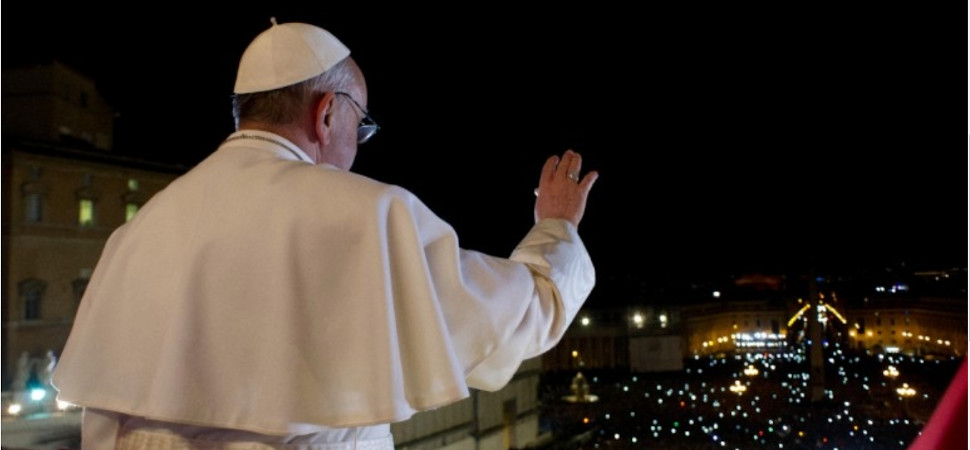 El Papa autoriza que las mujeres puedan dar la comunión y leer en misa