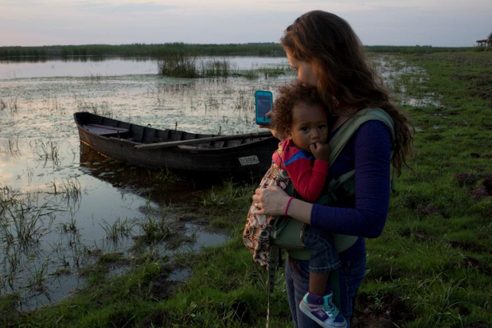 Emily Shiffer, trabajando en la orilla del río con su hija