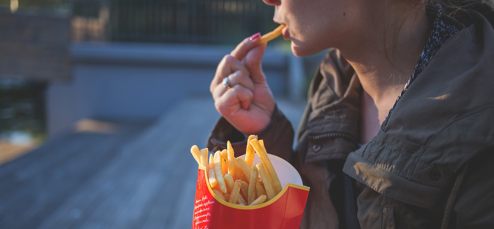 Mucha comida basura en la adolescencia podría aumentar el riesgo de padecer cáncer de mama