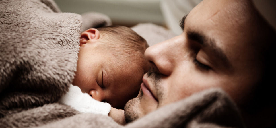 Por qué la ampliación del permiso de paternidad nos beneficia a todos y todas