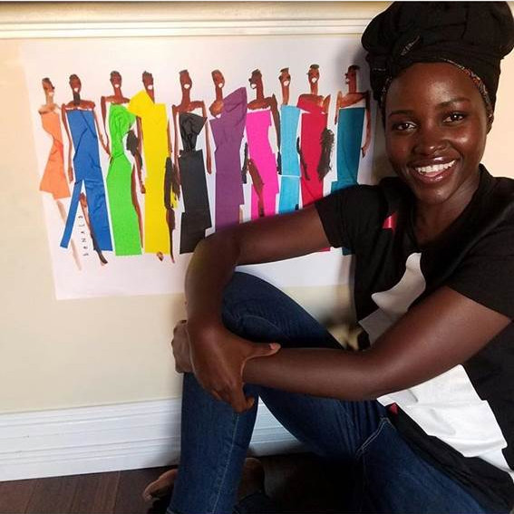 Lupita Nyong’o, con las Lupitas dibujadas por @drawbertson. Foto: @lupitanyongo