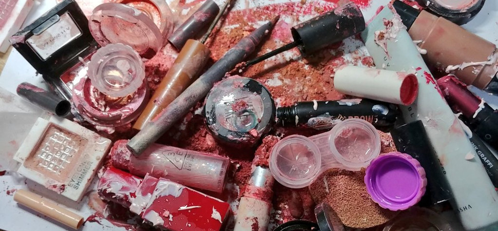 ¿Por qué están las coreanas destruyendo sus productos de maquillaje en las redes sociales?