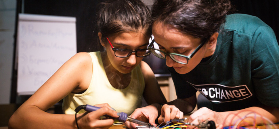 Un grupo de chicas está montando por su cuenta el programa espacial de Kirguistán