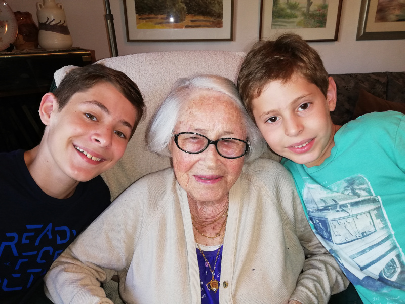 Edith en la actualidad junto a los hijos de su nieta Meirav