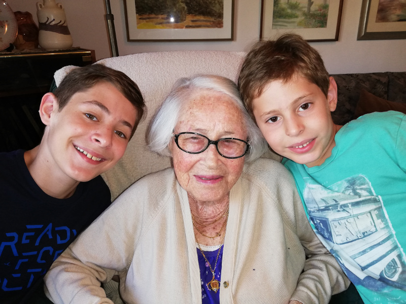 Edith en la actualidad junto a los hijos de su nieta Meirav Edith en la actualidad junto a los hijos de su nieta Meirav