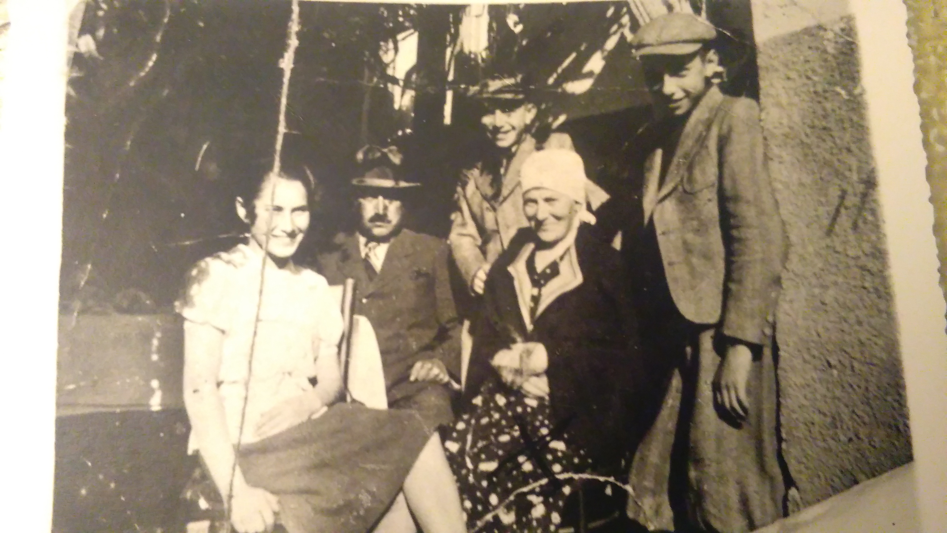 Edith junto a sus padres y hermanos antes de la Segunda Guerra Mundial