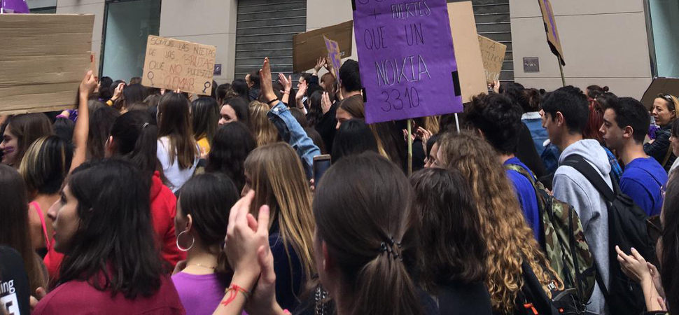 El #FachiTour se encuentra con el bus de Hazte Oír y otros momentazos del 8M