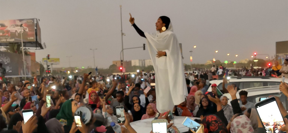 La joven que se ha convertido en símbolo de la revolución en Sudán