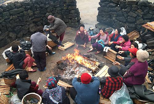 ‘Haenyeo’ alrededor de un ‘bulteok’.