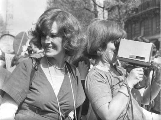 Micha Dell-Prane, Delphine Seyrig y Iona Wieder, empuñando una cámara durante una manifestación en 1976. Foto: Museo Reina Sofía. Micha Dell-Prane, Delphine Seyrig y Iona Wieder, empuñando una cámara durante una manifestación en 1976. Foto: Museo Reina Sofía.