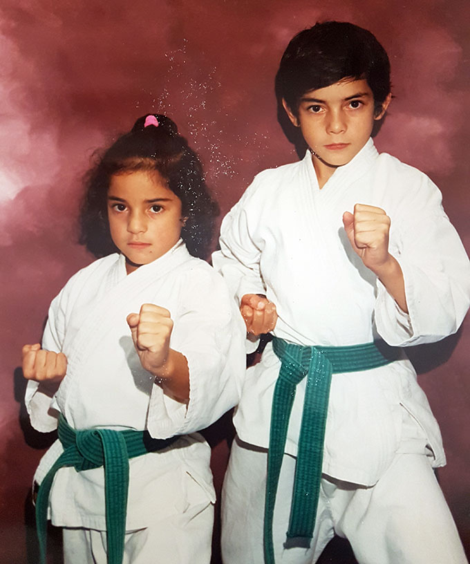 Sandra Sánchez, de niña, junto a su hermano.