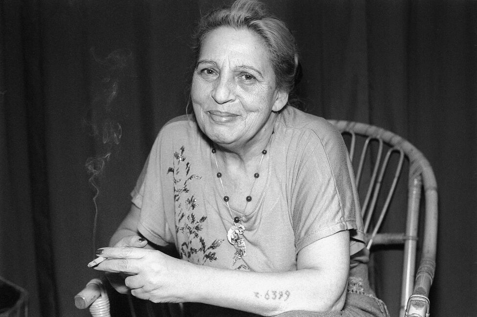 Un retrato de la artista en 1995. En su brazo derecho puede apreciarse el tatuaje con su número de prisionera: Z 6399. La ‘z’ inicial la identificaba como ‘zigeuner’ (‘gitana’ en alemán). 