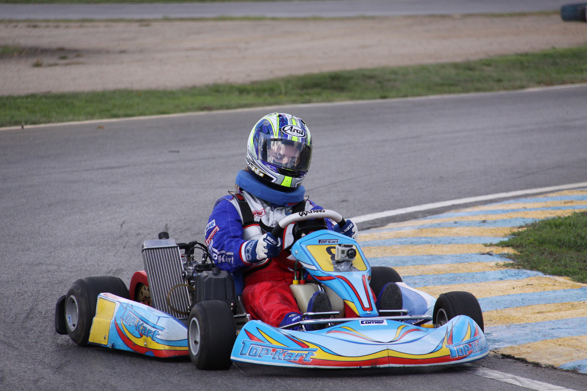 La pequeña Cristina, conduciendo un kart.