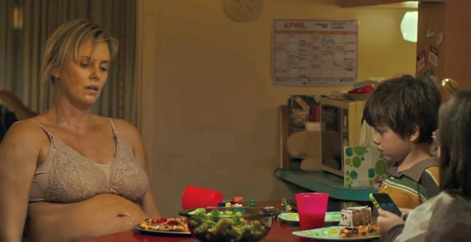 Charlize Theron, en un fotograma de 'Tully’, una película que muestra lo que pasa después del parto…y normalmente no se cuenta.