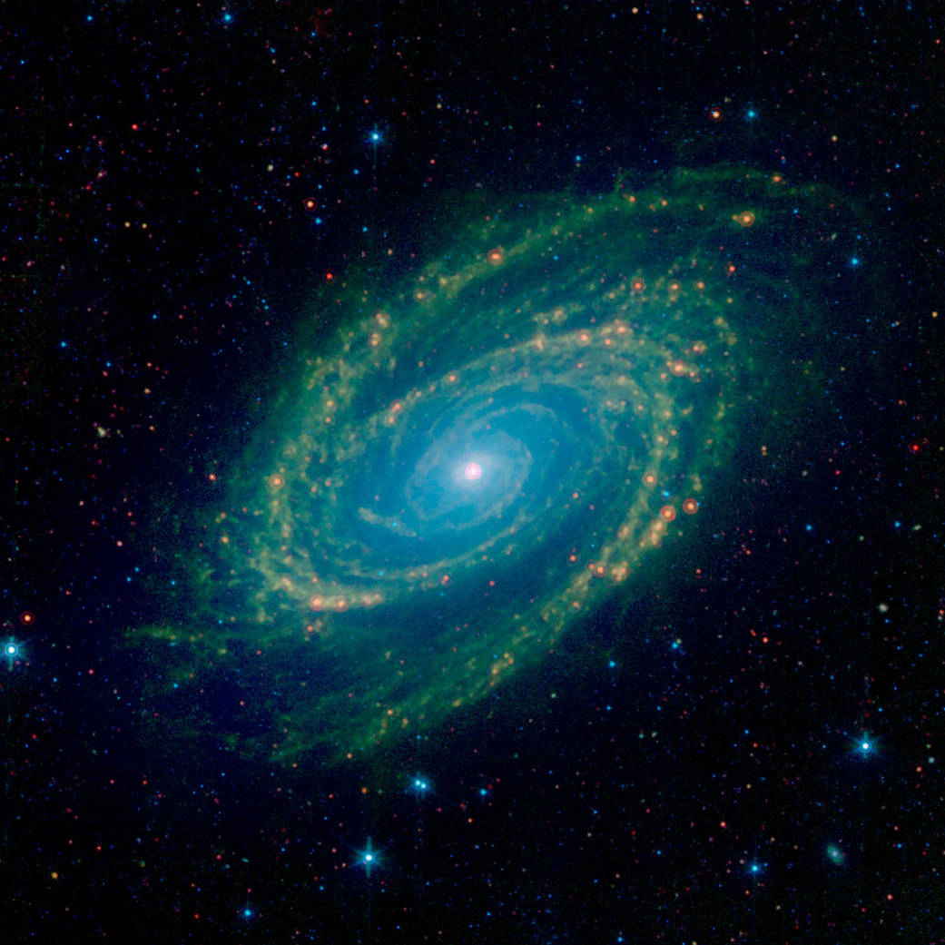 Vista infrarroja de la galaxia M81.