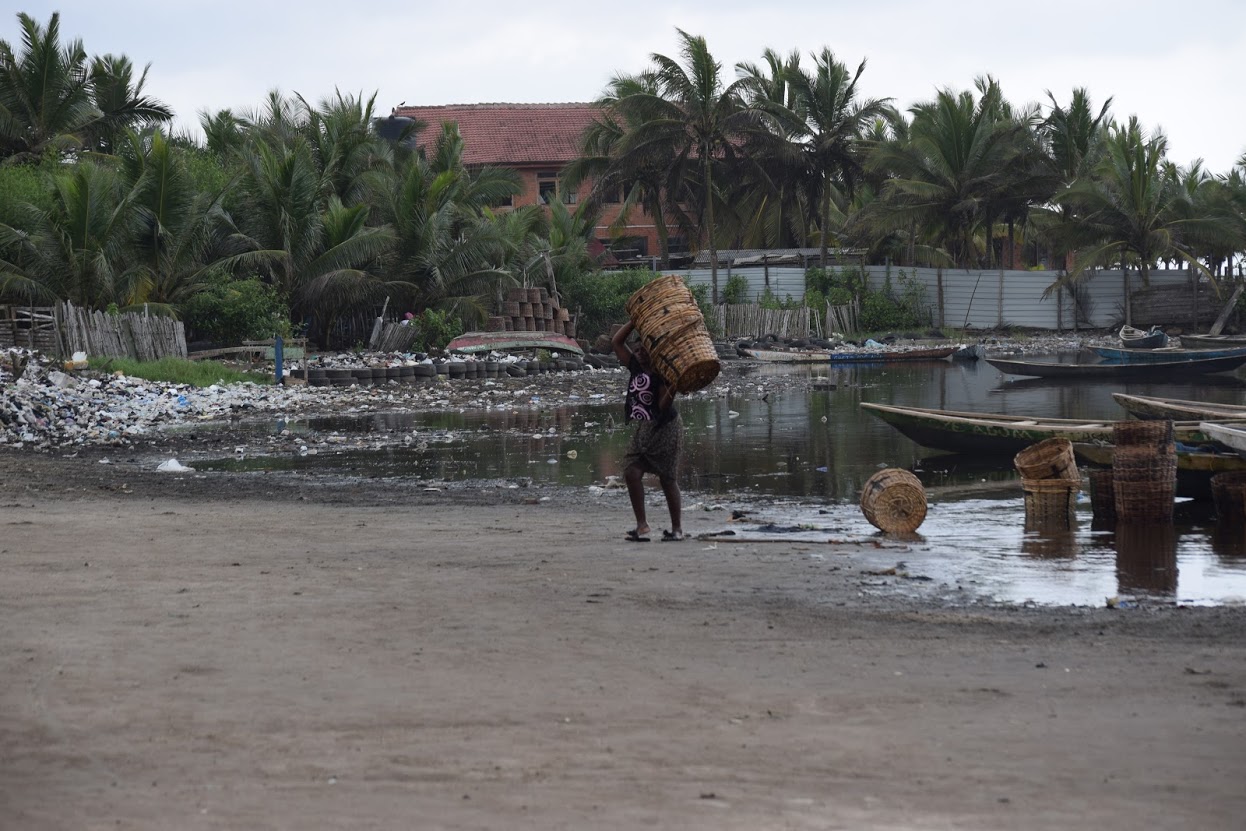Mujer a orillas del estuario de Densu en Ghana. Foto: Jamie Wen/IUCN.