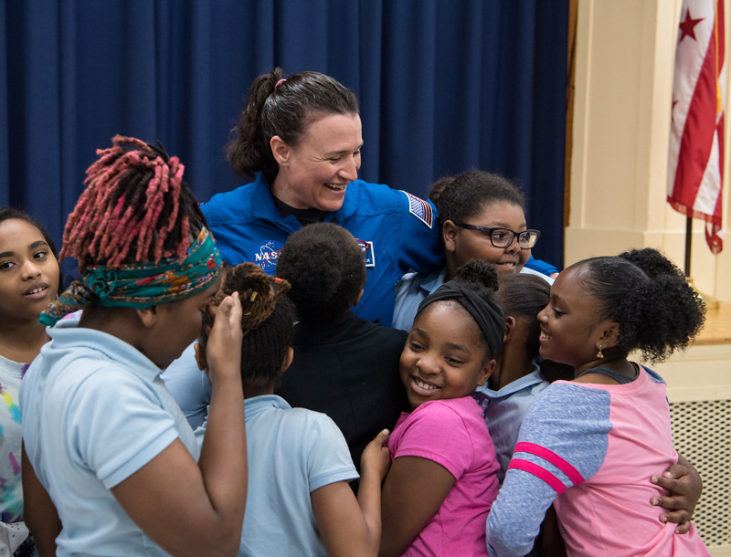 La astronauta Serena Auñón-Chancellor, con un grupo de estudiantes de un colegio público de Washington DC. 