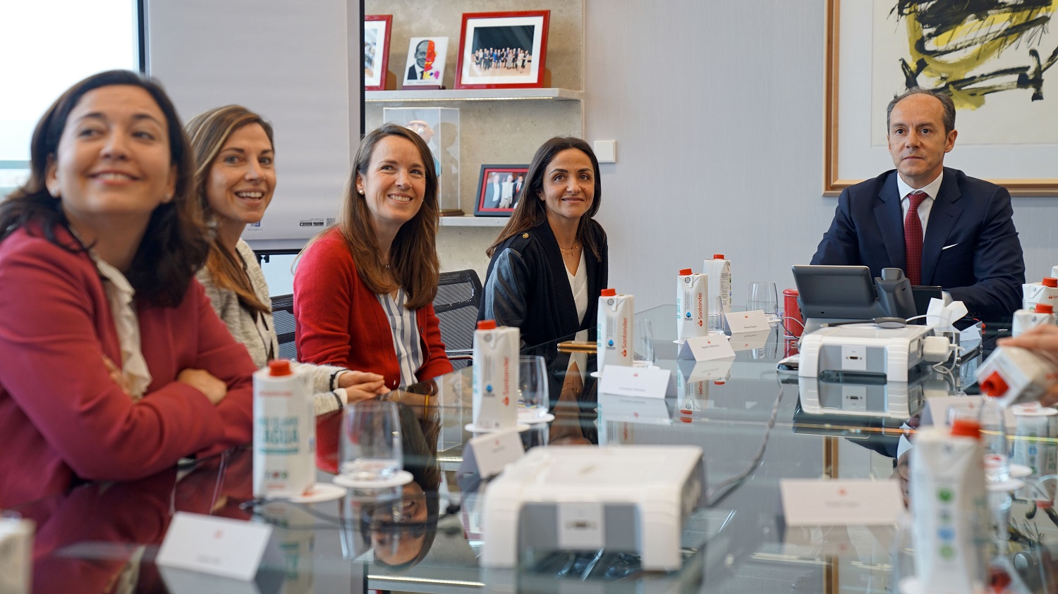 Rami Aboukhair, consejero delegado de Santander España, con algunas de las participantes de Reencuentra.