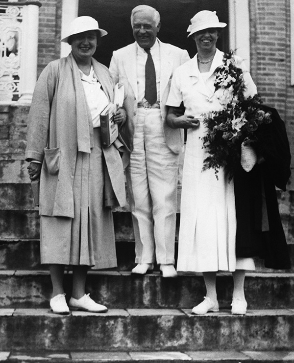 Eleanor Roosevelt (derecha) con Lorena Hickok y el gobernador Paul Pearson.