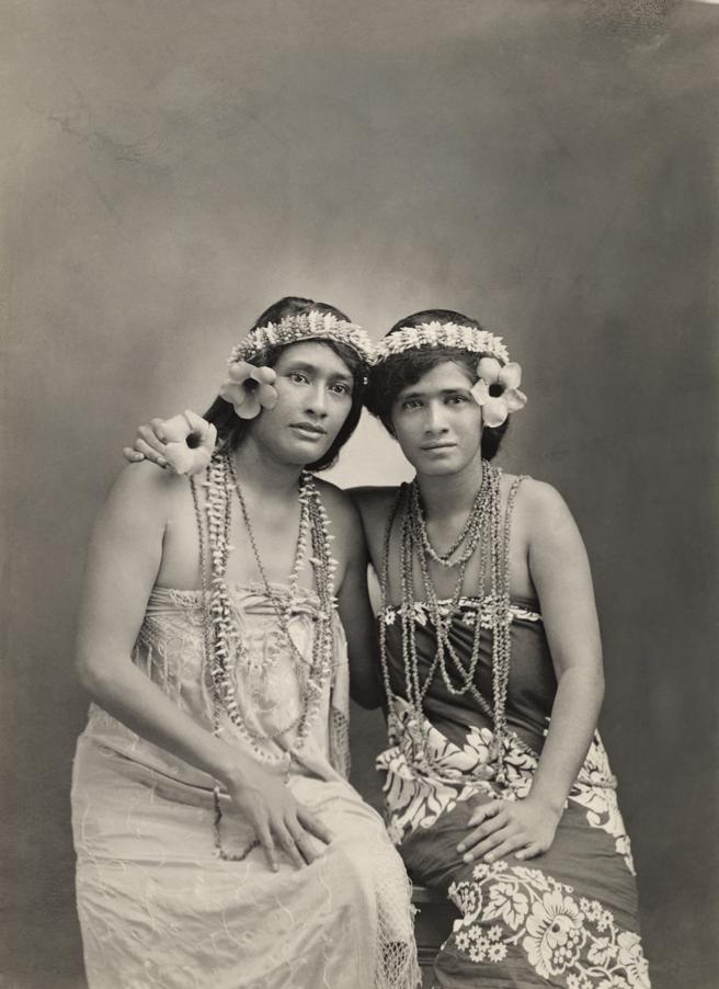 Dos jóvenes vestidas con trajes tradicionales en las Islas Marquesas en 1919. Foto: L Gauthier/National Geographic.