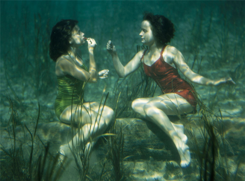Imagen de una ‘performance’ de dos artistas que se pintan los labios bajo el agua en Florida, Estados Unidos, en 1944. Foto: J Baylor Roberts/National Geographic. 