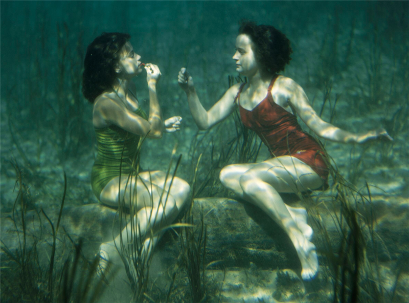 Imagen de una ‘performance’ de dos artistas que se pintan los labios bajo el agua en Florida, Estados Unidos, en 1944. Foto: J Baylor Roberts/National Geographic. Imagen de una ‘performance’ de dos artistas que se pintan los labios bajo el agua en Florida, Estados Unidos, en 1944. Foto: J Baylor Roberts/National Geographic.
