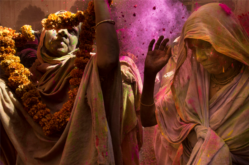 Mujeres participando en la ceremonia de Holi, en Uttar Pradesh, India, en 2016. Foto: Amy Toensing/National Geographic. 