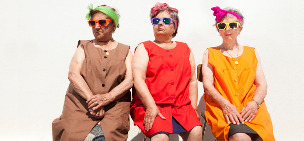 Un tributo fotográfico a nuestras abuelas y a su uniforme de trabajo: la bata