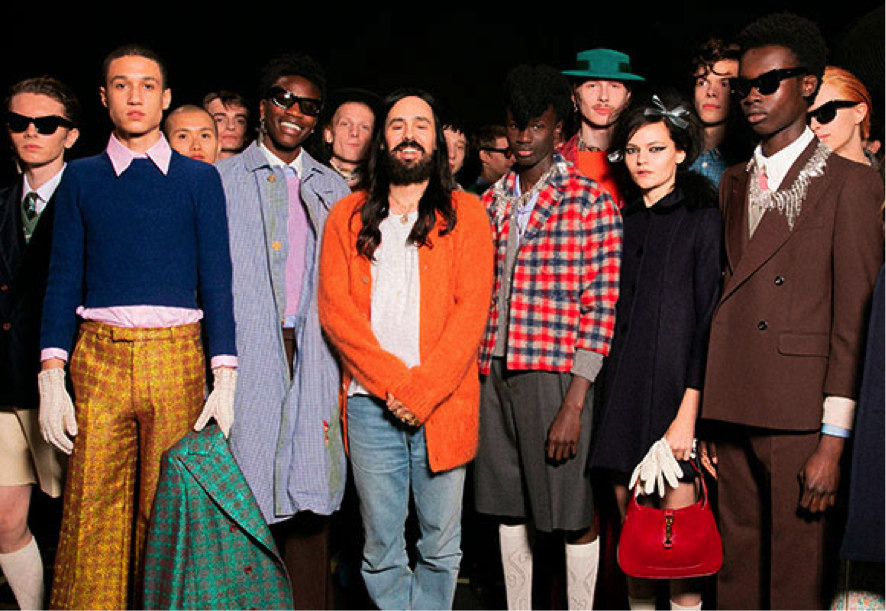 Alessandro Michele, en el centro, posa con los diseños de su colección MX. Foto: Gucci.