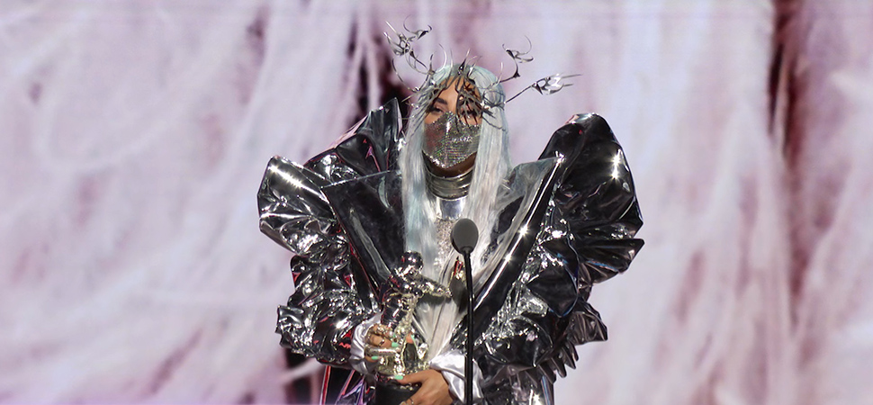 Lady Gaga convierte las mascarillas en espectáculo y herramienta reivindicativa
