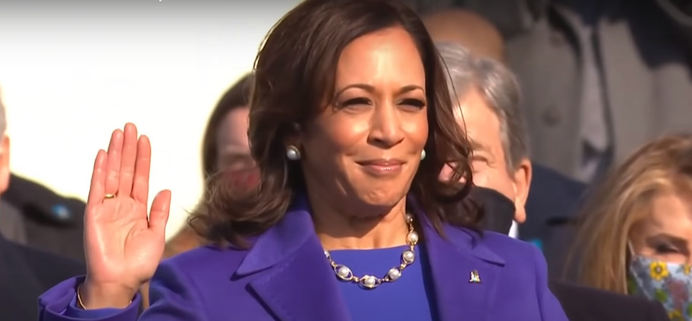 Lo que hay detrás del traje morado y las perlas que ha llevado Kamala Harris en su investidura