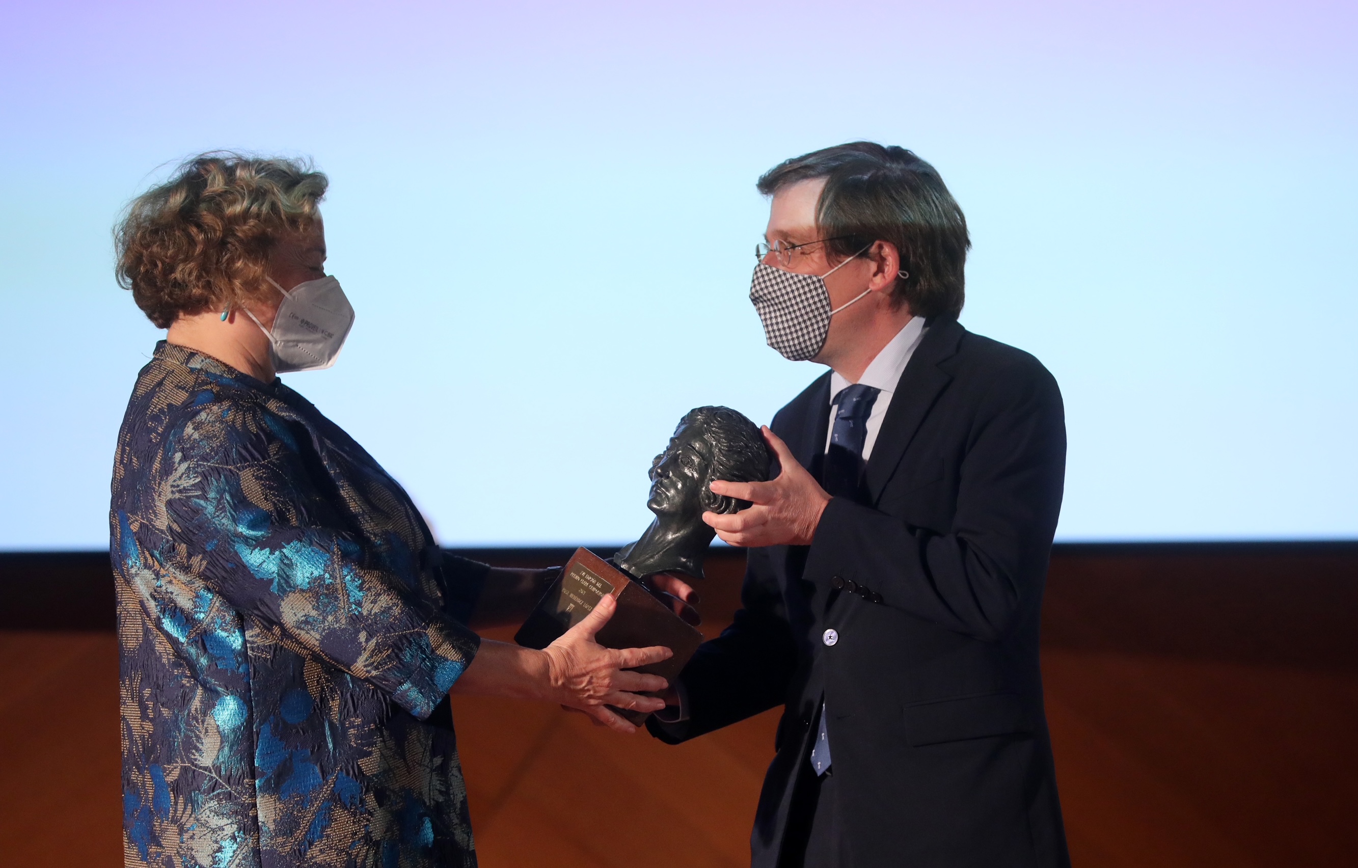La presidenta del CSIC ha recibido el galardón de manos del alcalde de la ciudad. Foto: Ayuntamiento de Madrid.