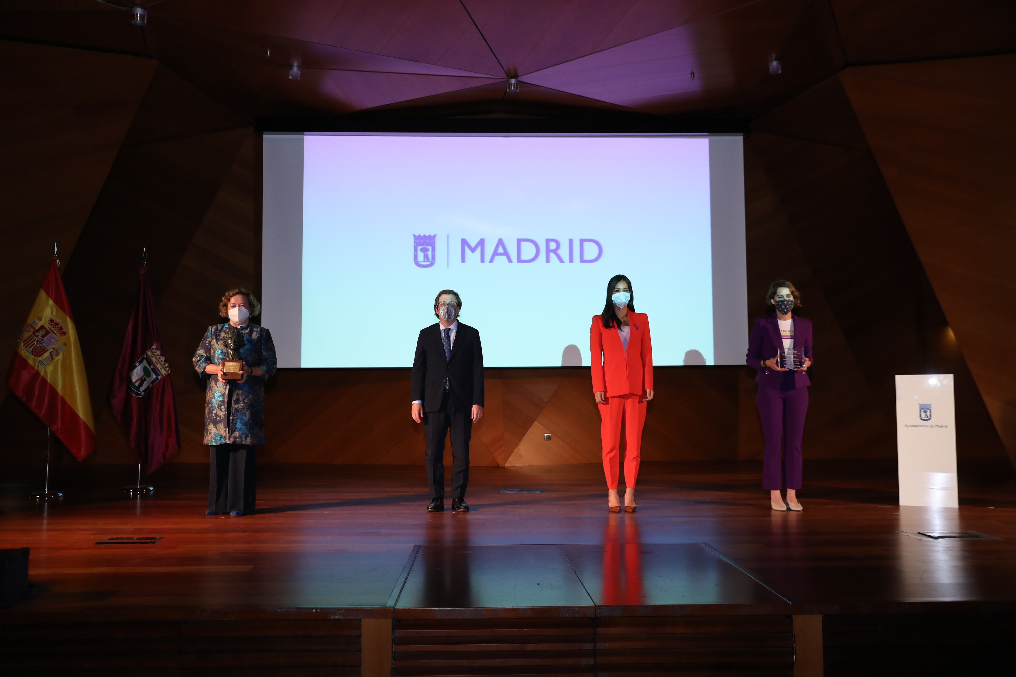 José Luis Martínez-Almeida y Begoña Villacís flanqueados, a izquierda y derecha, por Rosa Menéndez y Laura Baena. Foto: Ayuntamiento de Madrid. 