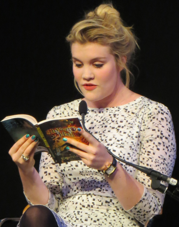 Emerald Fennell, leyendo un extracto de uno de sus libros. Foto: Mark Jones. 