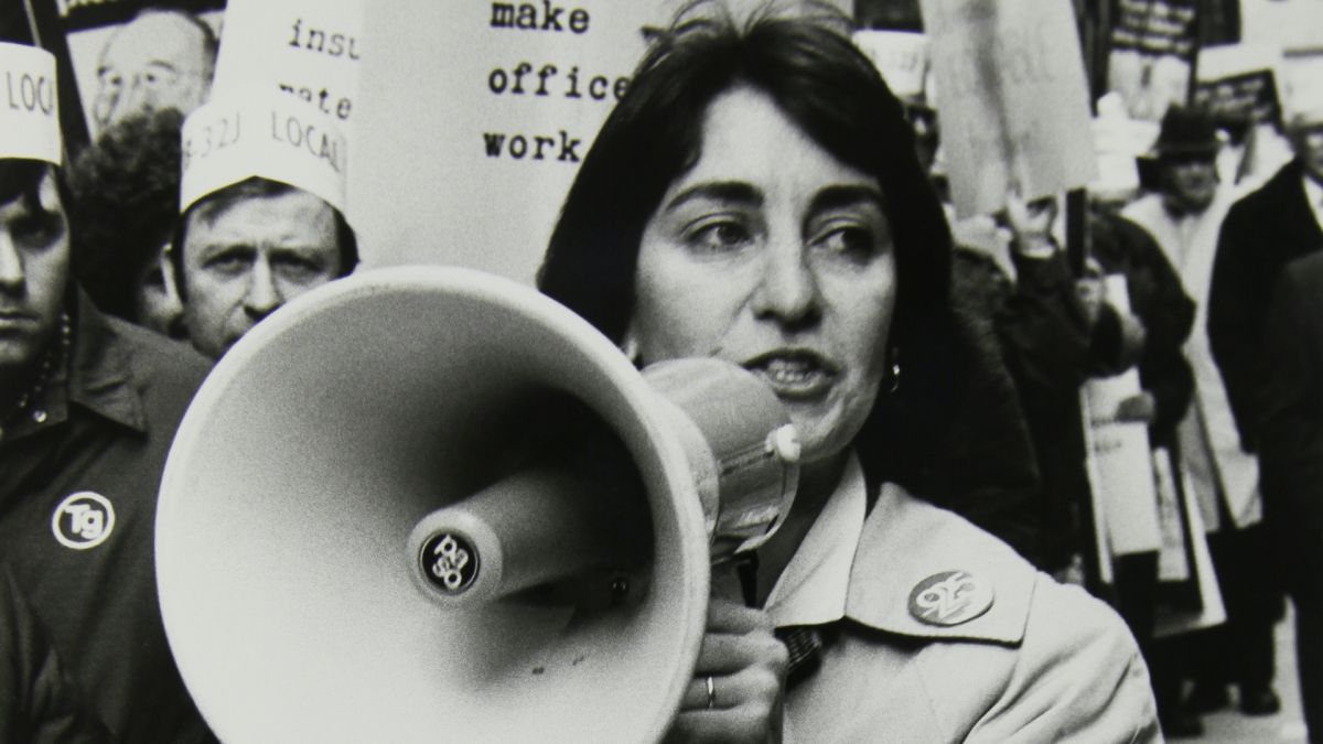 Karen Nissbaum, liderando una manifestación. Imágenes del documental de la PBS '9to5: la historia de un movimiento'. 