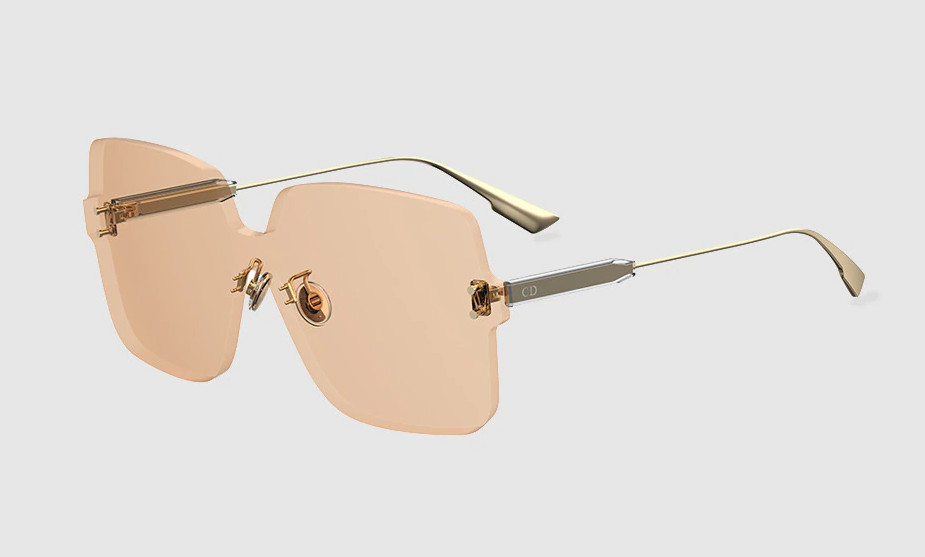 Gafas de Dior de pantalla cuadrada con varillas doradas y lente 'nude'.