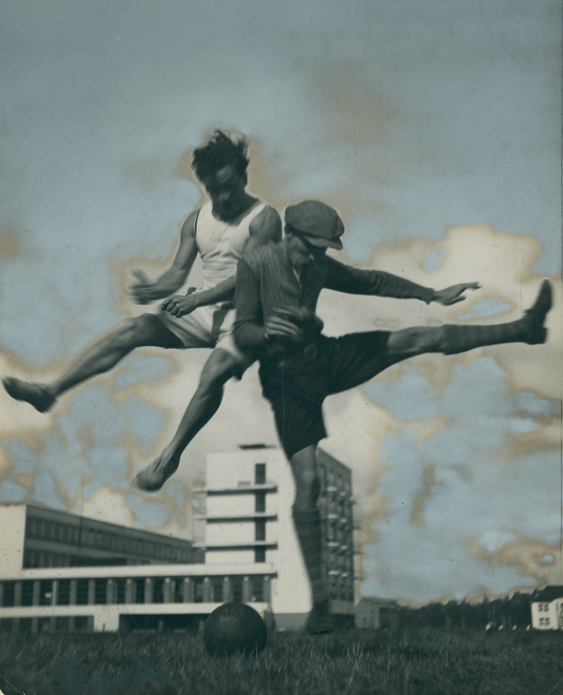 Dos miembros de la Bauhaus juegan al fútbol con la escuela al fondo. Xanti Schawinsky Estate/Nachlass Theodore Lux Feininger.