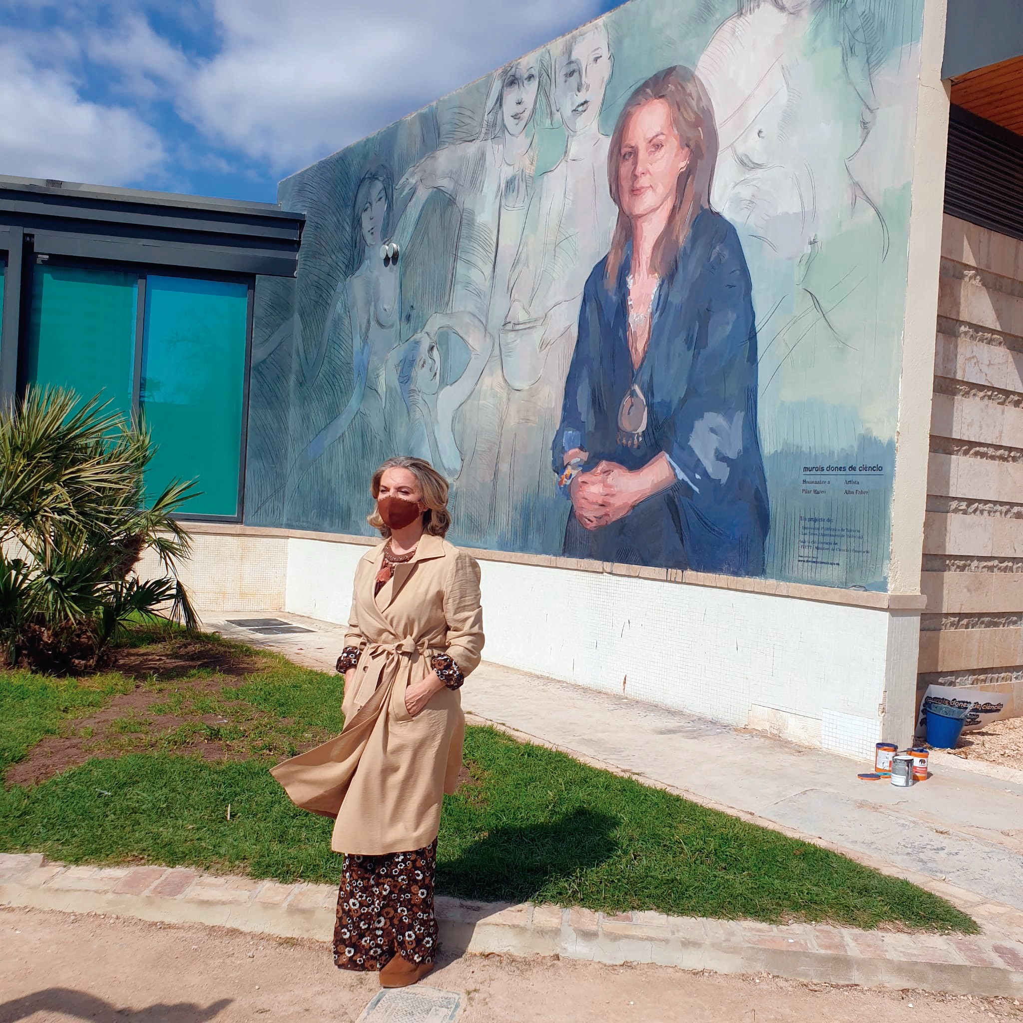 Pilar Mateo posa delante del mural de homenaje que el Ayuntamiento y la Universidad Politécnica de Valencia le han dedicado.