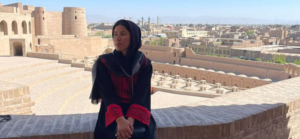 Objetivo, salvar a Fátima: la carrera para sacar de Afganistán a la única mujer guía turística del país