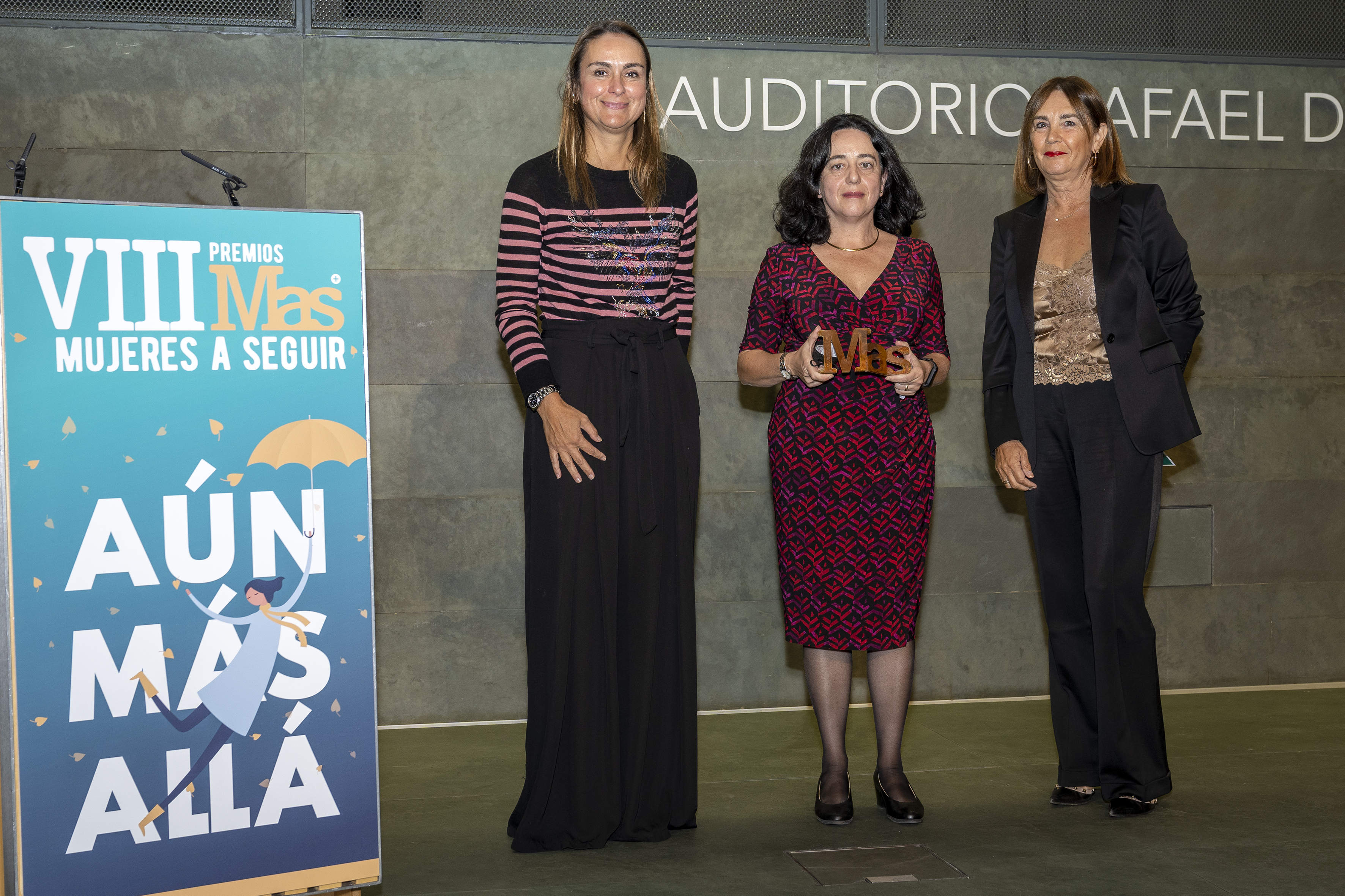 Alicia Sintes, junto a Ainhara Viñarás (Shiseido) y la periodista Charo Izquierdo.