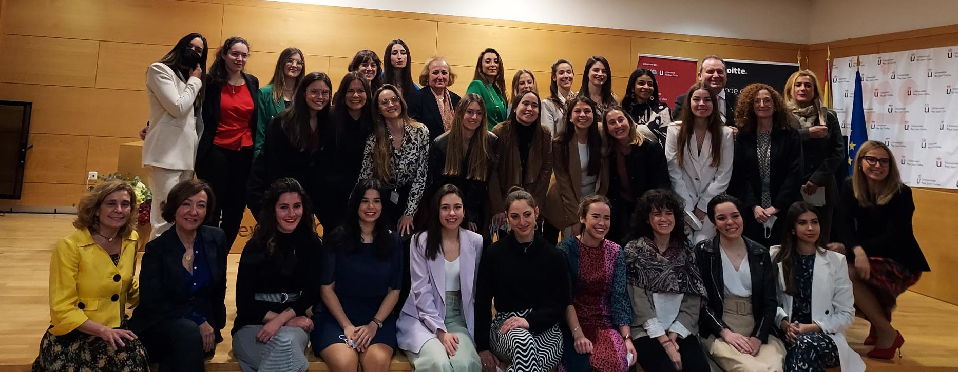 Las participantes de la IV edición del programa ‘Mujeres para el liderazgo empresarial’, junto con representantes de WomenCEO, la URJC, Deloitte y La Caixa. 