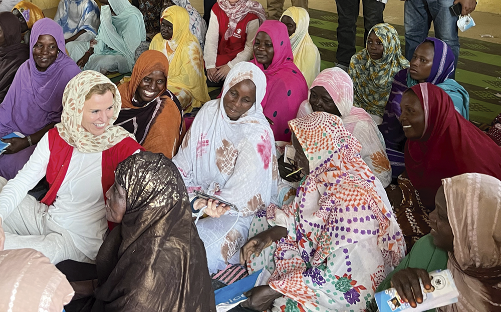 Gema Reig junto a algunas participantes de la Escuela de Alfabetización de Mujeres de Save The Children.