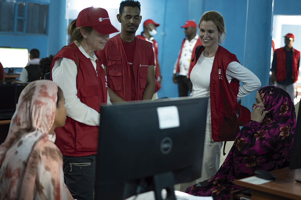 Gema Reig en el centro de conectividad donde los más jóvenes aprenden informática.