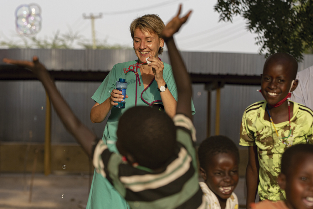 Silvia Bajo juega con unos niños.