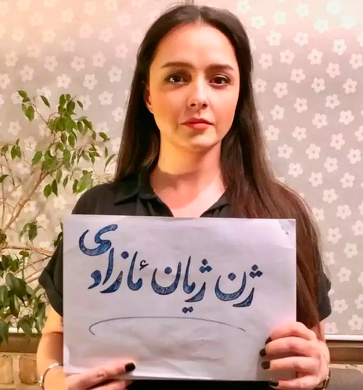 Alidoosti en su publicación de Instagram con el cartel en el que escribió el lema de las protestas: “mujer, vida, libertad”.