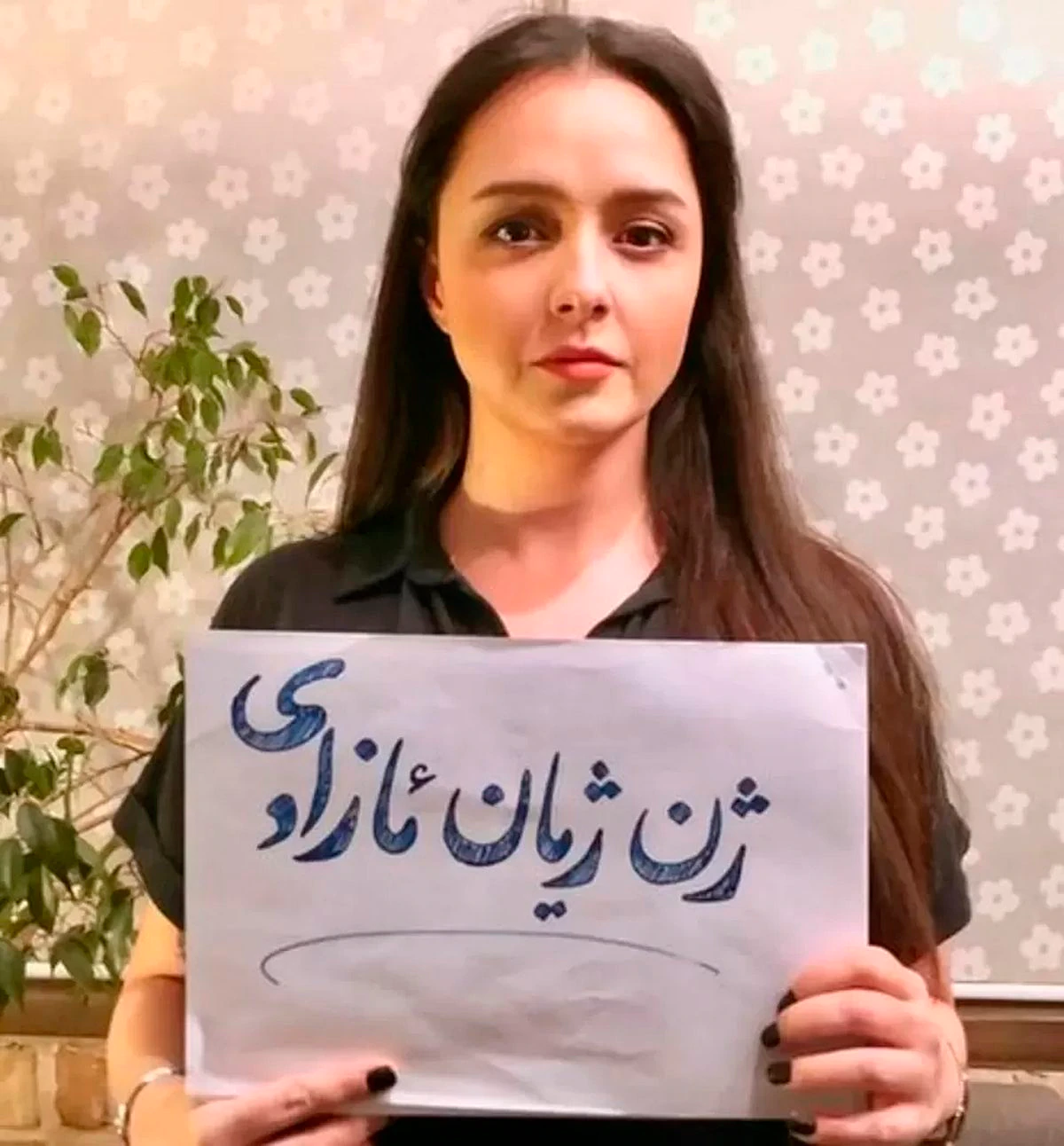 Alidoosti en su publicación de Instagram con el cartel en el que escribió el lema de las protestas: “mujer, vida, libertad”. Alidoosti en su publicación de Instagram con el cartel en el que escribió el lema de las protestas: “mujer, vida, libertad”.