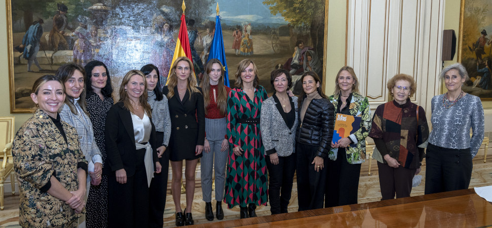 La ministra de Educación, con las ganadoras de los Premios MAS