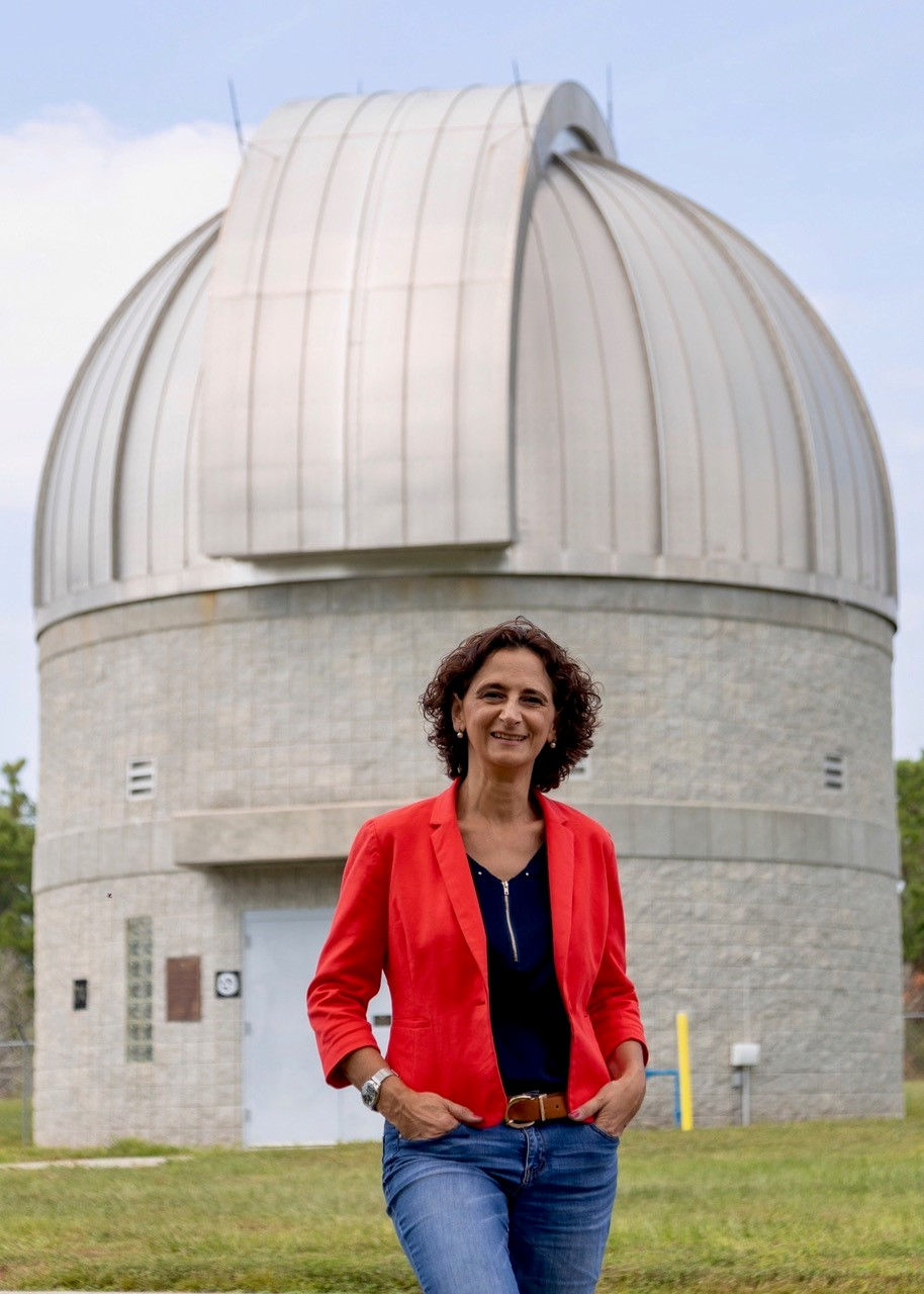 Noemí Pinilla Alonso, ante el Observatorio Robinson de la Universidad Central de Florida. 